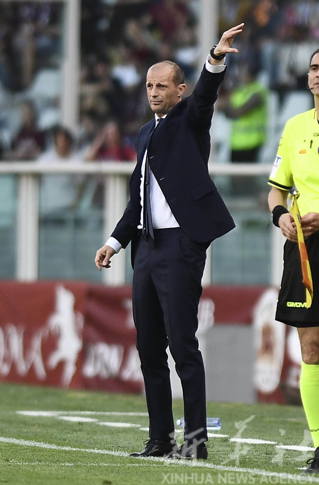 包含意甲清晨再迎强敌，尤文图斯战术微调，主帅态度：压力陡增，更衣室氛围转暖的词条